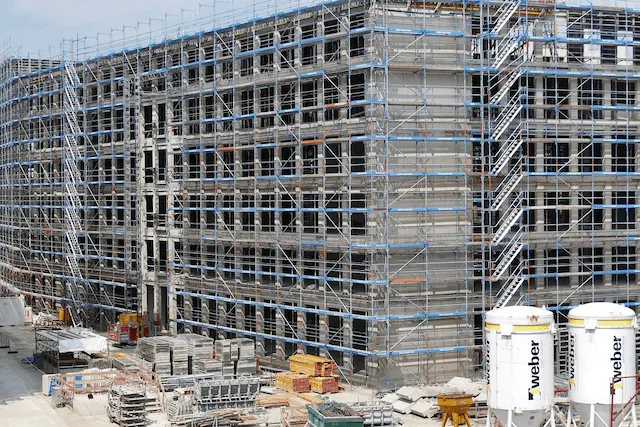 Commercial construction building supported by professional scaffolding from Orange County Scaffolding.
